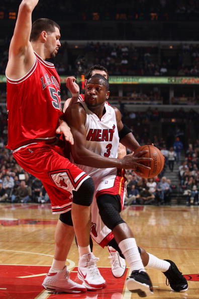 图文-[NBA常规赛]热火vs公牛 韦德突破很生猛