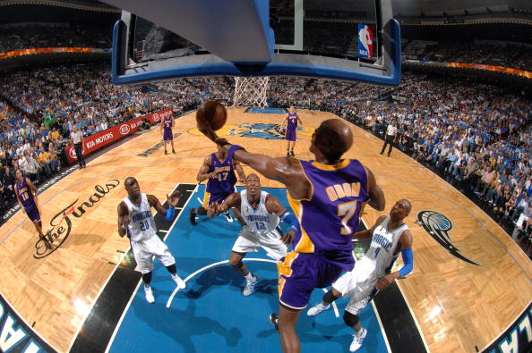 图文-[总决赛V]湖人vs魔术 奥多姆上演高难度_