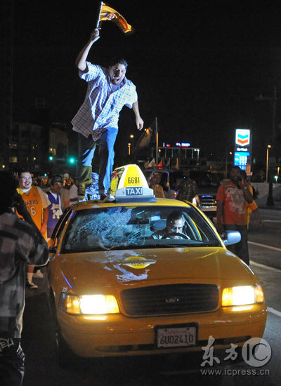 图文-洛杉矶球迷庆祝湖人夺冠 砸坏出租车玻璃