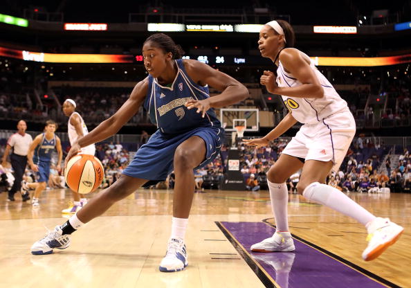 图文-[WNBA]山猫99-86银星 史密斯硬吃内线_