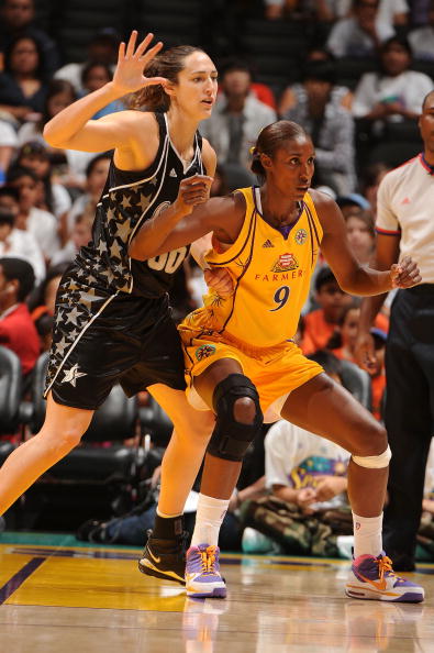 图文-[WNBA]银星63-59火花 莱斯利复出战尽全