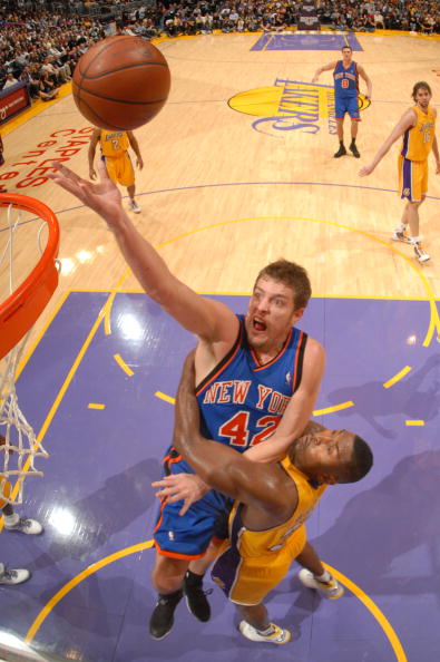 图文-[常规赛]尼克斯vs湖人 阿泰熊抱大卫李_科