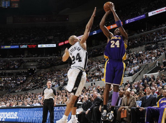 图文-[常规赛]湖人VS马刺 科比神准跳投