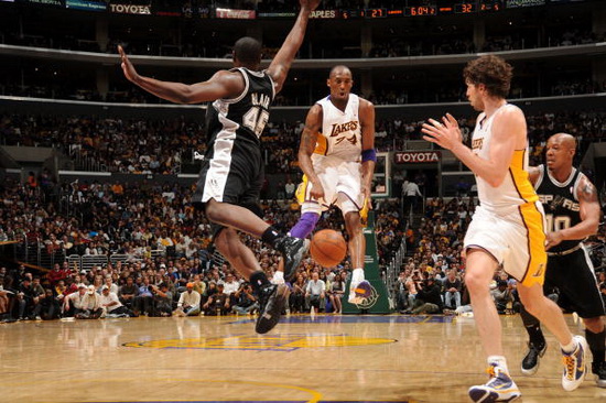 图文-[常规赛]马刺100-81湖人 科比跃起妙传_科
