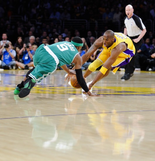 图文-[季后赛]凯尔特人79-83湖人 科比抢球_篮