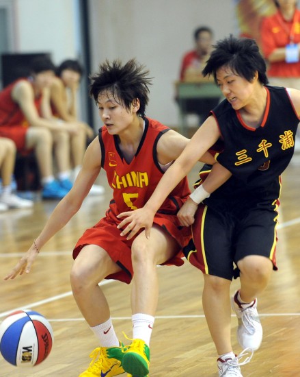 图文-中日韩青少年运动会女篮赛况杨力维运球
