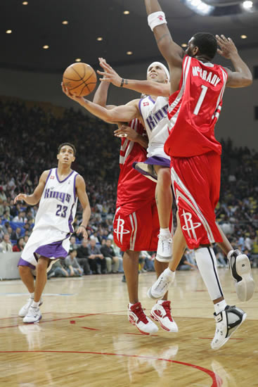 图文-NBA中国赛2004精彩瞬间麦蒂跳起封盖上