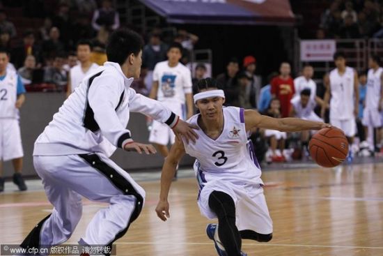 图文-郭艾伦PK街球王吴悠街球王带球闲庭信步