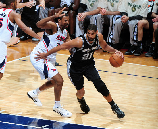 图文-[常规赛]马刺vs老鹰 邓肯运球转身单打