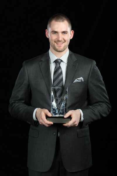 图文-勒夫当选进步最快球员 牢牢攥紧奖杯_篮