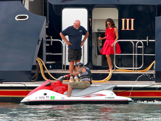 图文-伊娃与男友激情度假 教练指导如何驾驶_