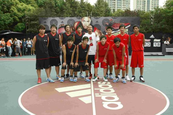 图文-罗斯2011中国行上海站 罗斯与小球员合影