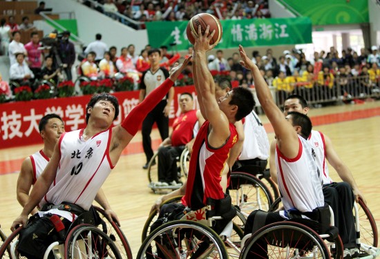 图文-残运会19日轮椅篮球赛况 广东队组织进攻