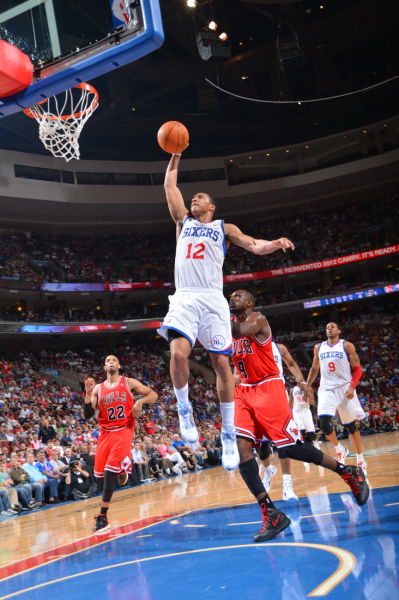 图文-[季后赛]76人79-74公牛 特纳飞身扣篮_篮