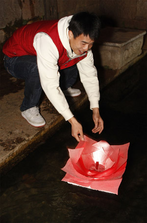 后米卢时代最大胆的举动 丽江雪山祈福河灯逐