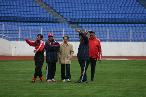 图文-国足进拓东体育场集训 老几位边聊边招呼