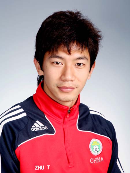 图文-中国男足奥运代表团前锋球员朱挺