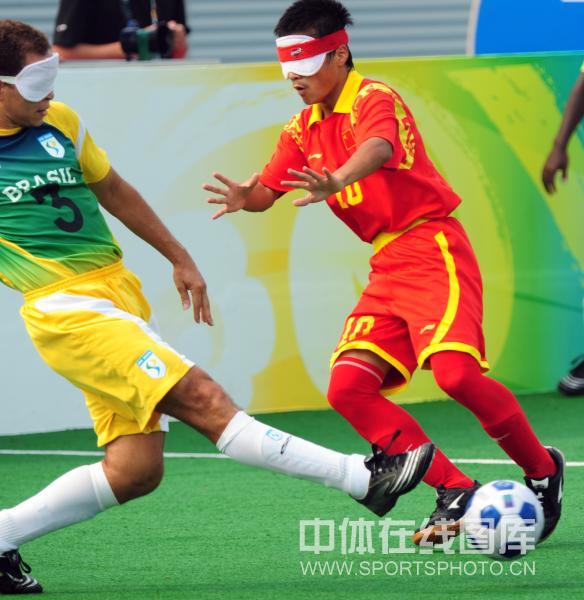 图文-残奥会5人制足球赛中国摘银 球场惊现飞