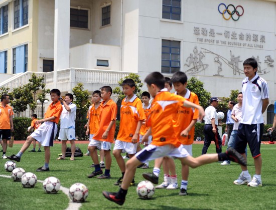 图文-中国男足队队员辅导小球员 毛彪当起老师
