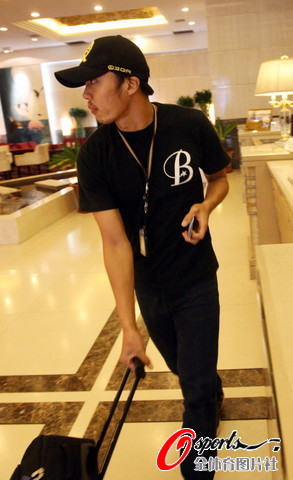 图文-高四期抵达哈尔滨备战 赵旭日冷酷亮相