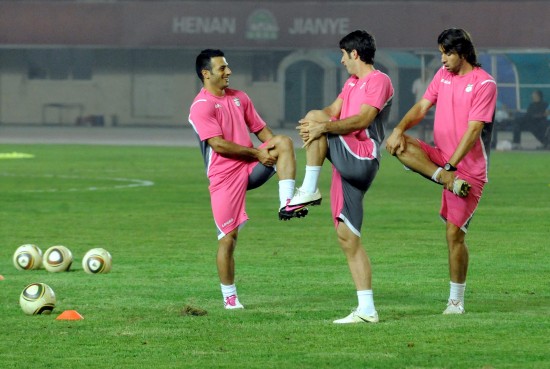 图文-伊朗队进行赛前训练 队员进行柔韧性练习