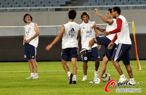 图文-巴拉圭队南京适应场地训练 球员们在场上