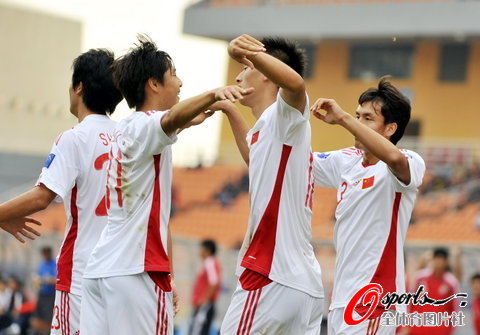 图文-[亚青赛]中国vs泰国 国青球员庆祝扳平比分