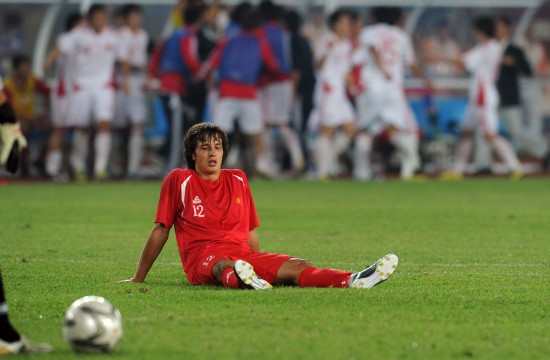 图文-中国国奥2-1吉尔吉斯斯坦 失利后沮丧无助