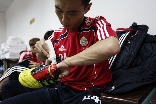 图文-中国男足亚洲杯全套装备 擦拭心爱的球鞋