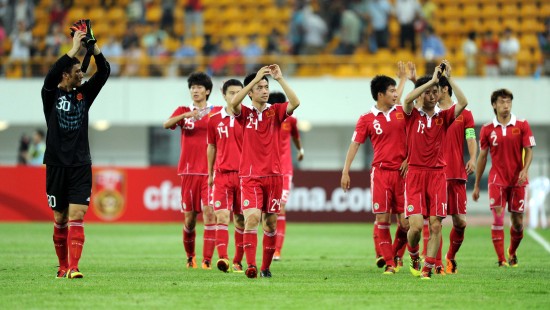 图文-[热身赛]国足VS朝鲜国家队 国足队员致谢