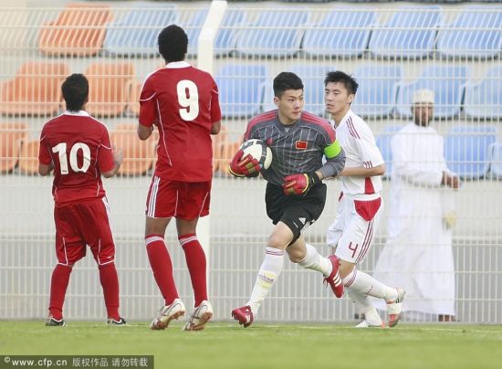 图文-奥预赛第二阶段中国VS阿曼 王大雷将球抱