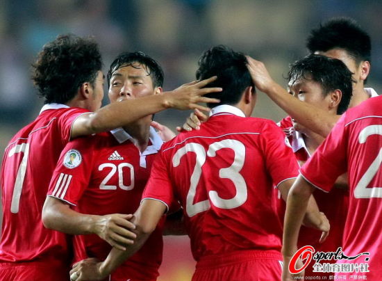 图文-[世预赛]国足VS新加坡 国足进球后集体庆