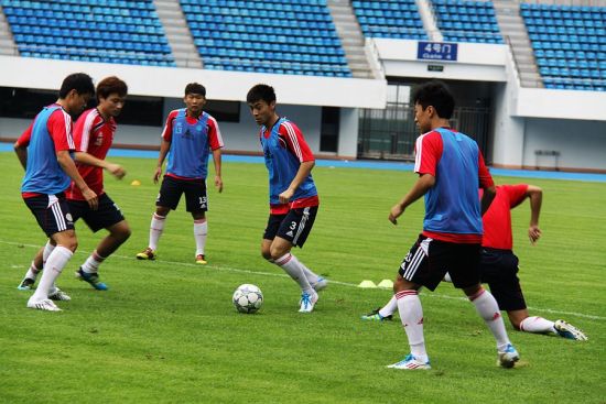 图文-国足首次进行适应场地训练 球员练习传球