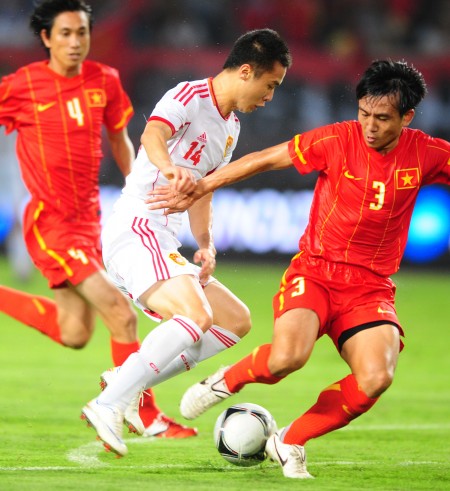 图文-[热身赛]中国3-0越南 冯仁亮在比赛中带球