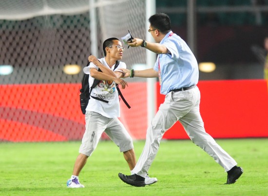 图文-[热身赛]中国3-0越南 工作人员和球迷纠缠