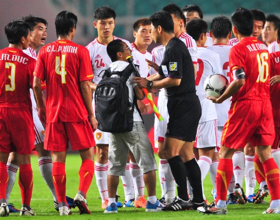图文-[热身赛]中国3-0越南 球迷被工作人员劝离