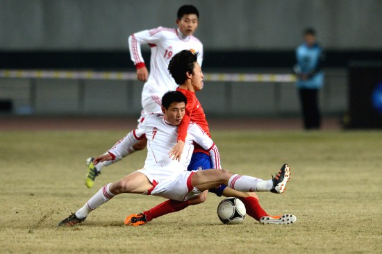 图文-U22中韩赛国足0-1韩国 武磊在比赛中拼抢
