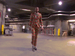 动图-球员通道走来好大一棵圣诞树_篮球-nba_新浪竞技