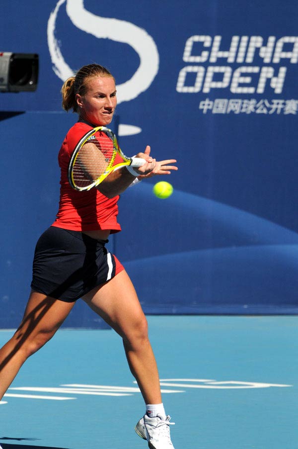 Svetlana Kuznetsova returns a shot to Zheng Jie_China Open 2010