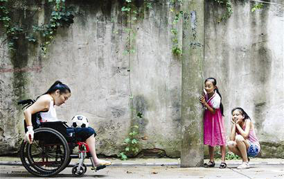 轮椅女孩梦回赛场 曾是伏明霞队友立志参加残奥会