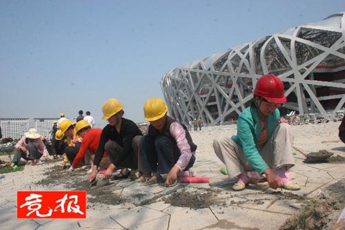 “鸟巢”广场石材地面铺装完毕 标志施工全部完成