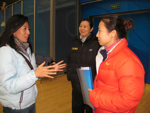 大杨扬(左)与中国短道速滑队副领队王春露,主教练李琰交谈中