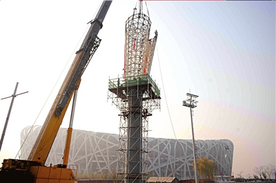 为与北京奥运会时火炬的状态保持一致,新址火炬塔略向南倾斜.