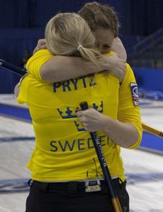 女子冰壶世锦赛瑞典加局险胜瑞士 率先晋级决