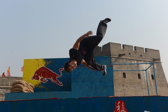 欧洲大神与国产土豪交流跑酷技巧移动的艺术跨国界