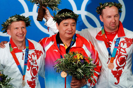 图文-雅典奥运(28届)中国金牌榜 王义夫老当益壮