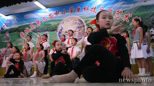 图文-安徽小学生古诗朗诵迎奥运 舞蹈有模有样