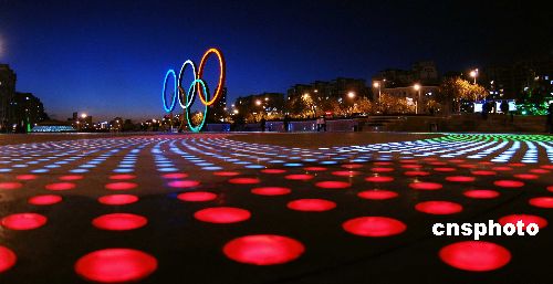 图文-大连奥林匹克广场流光溢彩 五彩斑驳地面