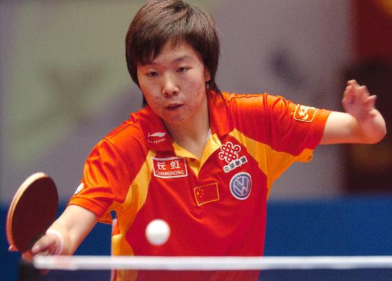 图文-乒乓球世界总冠军赛李晓霞比赛中一丝不苟