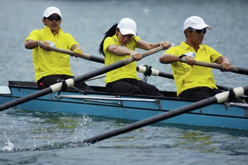 图文-奥运舵手总决赛16进15 三人齐心协力划桨